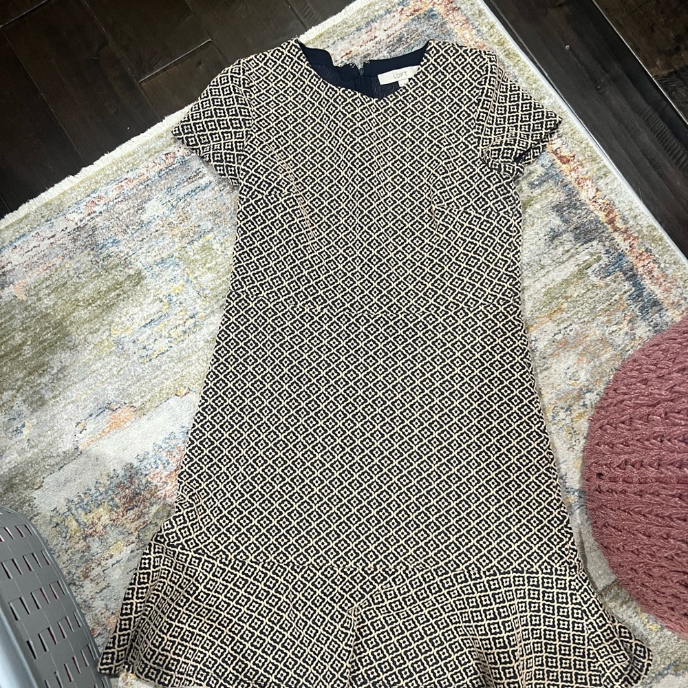 ✨ LOFT Textured Fit & Flare Dress ✨
Size 6 | Black & Cream Geometric Pattern